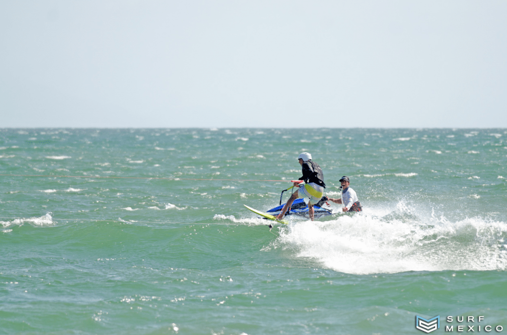 Fernando-stalla-learms-to-kite-at-surf-mexico-2