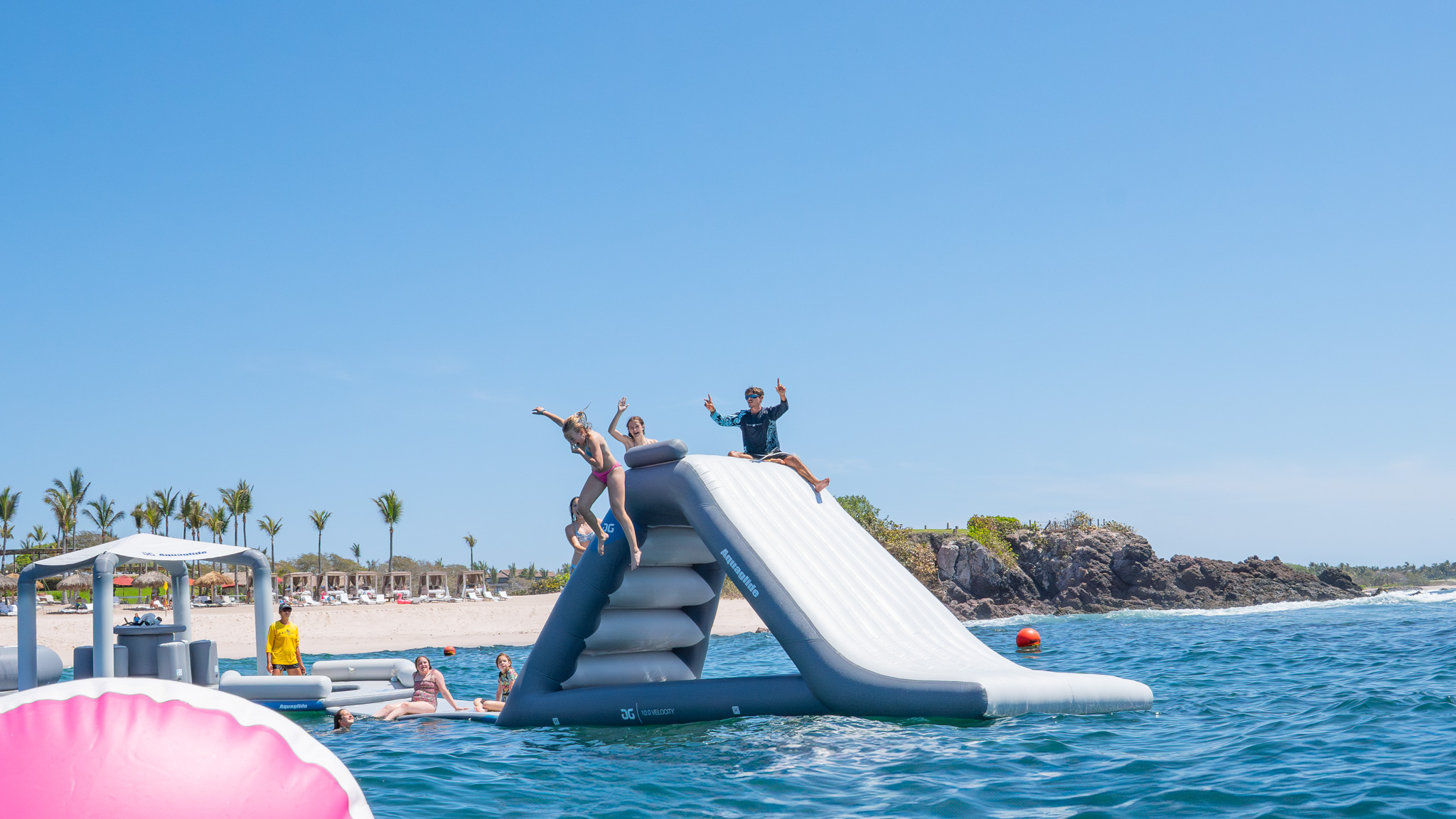 Resvaladilla flotante_Diversion en el mar_Actividades Acuaticas_Four Seasons